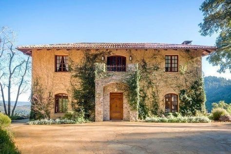 Breathtaking Tuscan-inspired vacation villa in Napa Valley Country Vacation, Vacation Villa, Tuscany Villa, Tuscan Design, Tuscan Inspired, Tuscan Villa, Italian Home, Italian Villa, Romantic Vacations