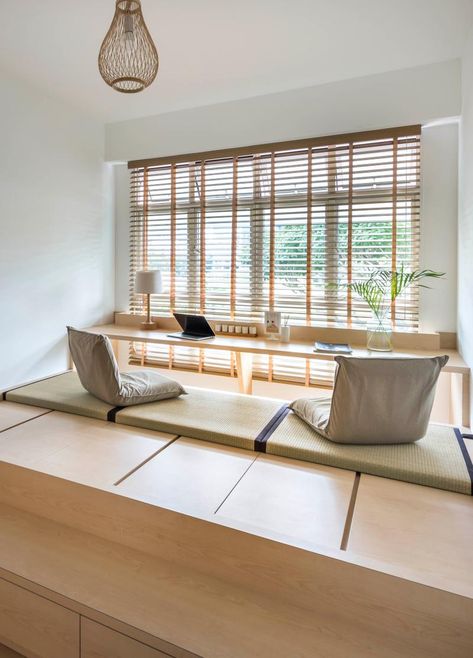 Fresh Ideas for your 5-Room HDB - (pictured) a MUJI inspired home office and study area | Qanvast #muji #japanesehomedecor #sghomedesign #sghomeinteior #qanvast Muji Inspired Home, Asian Style Living Room, Floor Desk, Japan Interior, Muji Home, Tatami Room, Japanese Home Design, Japanese Room, Japanese Home Decor