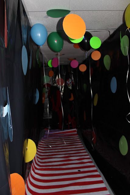 Haunted House Ideas For Kids, Carnival Haunted House, Halloween Haunted House Ideas, Haunted House Ideas, Halloween Mad, Party Cooler, Haunted Carnival, Halloween Maze, Halloween Haunted House Decorations