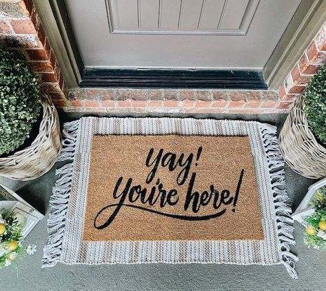 Rustic Porch Ideas, Front Porch Mat, Porch Mat, Spring Porch Decor, Farmhouse Front Door, Rustic Porch, Diy Porch, Layered Rugs, Home Porch