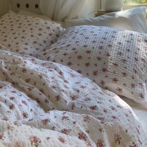 Floral Bedding Aesthetic, Coastal Princess, Room Organisation, Bed Accessories, Flower Sheets, Flower Bedding, Cosy Room, Floral Bedding, Redecorate Bedroom