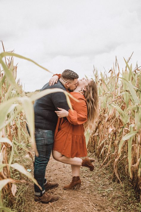 Pumpkin Patch Wedding Photos, Couples Fall Photoshoot Outfits Plus Size, Plus Size Fall Family Photos, Engagement Photoshoot Plus Size, Corn Maze Photoshoot Couple, Engagement Photos Pumpkin Patch, Corn Maze Couple Pictures, Pumpkin Engagement Photos, Couple Picture Ideas Plus Size