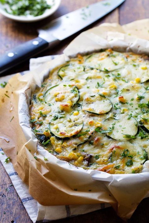 Sweet Corn and Zucchini Pie Recipe - Pinch of Yum Zucchini Pie Recipes, Corn And Zucchini, Zucchini Corn, Zucchini Pie, Sommer Mad, Pinch Of Yum, Pizza Fritta, Plats Healthy, Zucchini Casserole