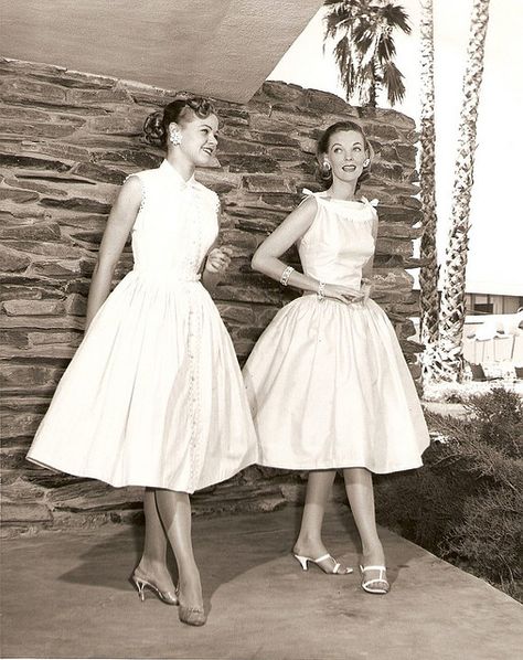 i love how their feet are turned out. 1950s Fashion Photography, Vestidos Color Pastel, 1950s Aesthetic, 1950s Girl, 50s Aesthetic, 1950s Girls, 60s Aesthetic, 1950 Fashion, Retro Mode