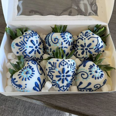 Fresari | Mexican Talavera 💙🌀🦋 . . . . #talaverastrawberries #talaveraberries #chocolatestrawberries #chocolatedippedstrawberries | Instagram Clase Azul Birthday Theme, Talavera Quinceanera, Mexican Wedding Desserts, Talavera Party Ideas, Mamma Mia Desserts, Talavera Birthday Party, Birthday Desert Ideas, Talavera Baby Shower Ideas, Talavera Party Decoration