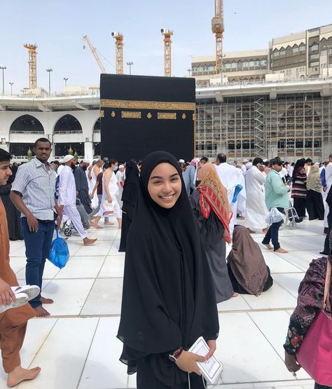 Sharifah Rose umrah 2019 Umrah Pics, Umrah Outfit, Sharifah Rose, Abaya Girl, Facebook Pic, Amira Hijab, Mecca Kaaba, Muslim Couple, Muslim Girl