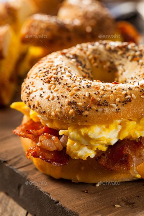 Bagel Breakfast Sandwich, Breakfast Bagel, Bacon Eggs, Bacon Egg And Cheese, Bagel Sandwich, Bacon Breakfast, Bagel Recipe, On Toast, Chapati