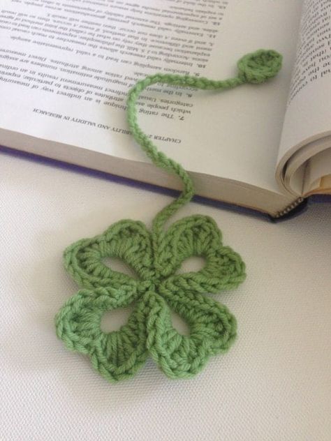 Small Practical Crochet Projects, Mini Crochet Projects Ideas, Crochet Lucky Charm, What To Crochet With Green Yarn, Crochet Mini Things, Crochet Keychain Charms, Crochet Shamrock Free Pattern, Crochet Mini Projects, Crochet Key Chains Free Pattern