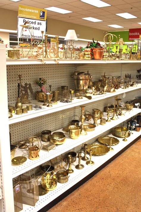 Brass Collection Display, Thrifting Decor, Goodwill Upcycle, Painting Shelves, Thrift Store Diy Projects, Thrift Store Diy, Thrift Shop Finds, Thrift Flips, Thrift Store Decor