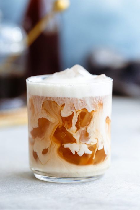 This Starbucks Copycat Iced London Fog Tea Latte is made with Earl Grey tea and cashew milk. It can be made with regular or decaf coffee, based on your preference! It's great for hot summer days or even cold winter days because of the bergamot flavor earl grey has. Do you like cold drinks when it's cold out just like me? This one's my favorite, you'll love it! Iced London Fog Latte, Iced London Fog, London Fog Latte, London Fog Tea Latte, Earl Grey Latte, London Fog Tea, London Tea, Coffee Menu, Decaf Coffee