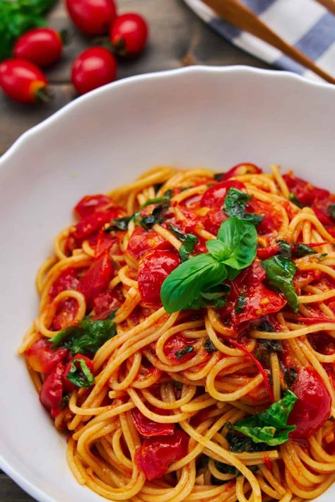 BEST Pomodoro Sauce with Spaghetti (Pasta Pomodoro) Italian Summer Pasta, Pomodoro Sauce, Spaghetti Squash Recipes Easy, Easy Homemade Pasta, Pasta Pomodoro, Make Pasta, Fresh Tomato Sauce, Spaghetti Squash Recipes, Easy Pasta Salad