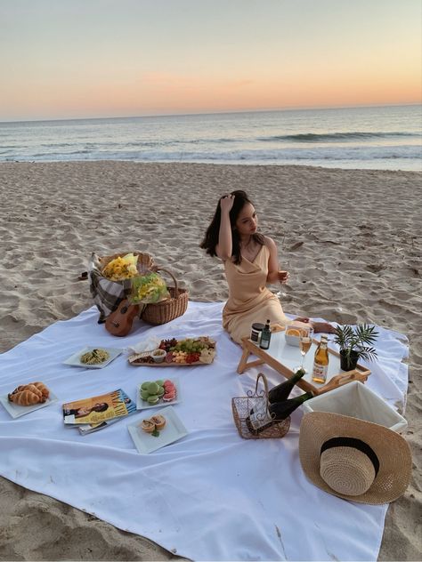 Picnic Beach Ideas, Birthday Beach Pictures, Beach Birthday Outfit, Beach Birthday Aesthetic, Beach Birthday Photoshoot, Summer Photo Shoot Ideas, Picnic Aesthetics, Romantic Beach Picnic, Picnic Date Food