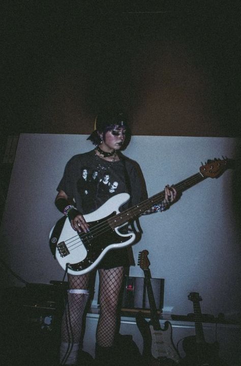 Madeleinecore Aesthetic, Band Grunge Aesthetic, Real Grunge 90s Aesthetic, Aesthetic Grunge Photos, Bass Aesthetic Grunge, Grunge Lifestyle Aesthetic, Skater Girl Aesthetic Grunge, Grunge Pics For Wall, School Aesthetic Grunge