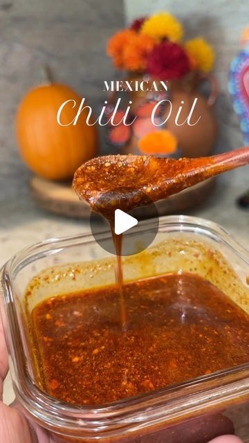 Ale Regalado 💖 on Instagram: "You guys asked for my chili oil recipe so here it is 😋 Its perfect for pozole, on quesadillas, burritos, caldos & even on pizza 😉 Ingredients ⬇️ -1 cup cooking oil -45 dried arbol chilies  -1 large garlic clove or 2 regular sized  -1 corn tortilla -Salt  *keep in mind the longer you blend the smoother your chili will be, the less you blend the more chunky & textured your chili will be.  #chiledeaceite #chillioil #chilioil #mexicanchilioil #mexicanchillioil #salsa #chileparaposole #chileparapozole #pozole #posole #mexicanfood #mexicanrecipes #comidamexicana #recetasfaciles #artesaniasmexicanas #artesanias" Oil Chili Mexican, Salsa For Pozole, Mexican Chili Oil, Chilli Colorado Recipe, Mexican Chili Oil Recipe, Salsa Ideas, Taco Chilli, Mexican Sauces, Chile Oil