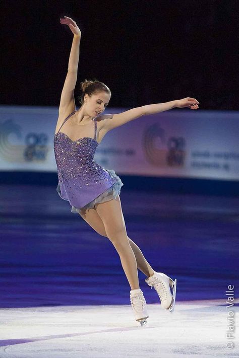 Carolina Kostner, Ice Skating Costumes, Figure Skating Outfits, Ice Skating Outfit, Skating Aesthetic, Figure Skating Costumes, Competition Costumes, 파티 드레스, Ice Skating Dresses