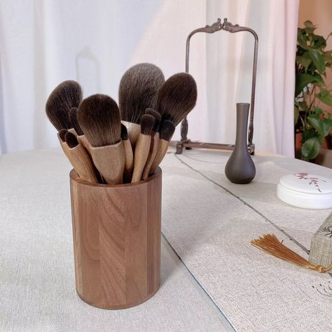 Safety Razor Stand, Wooden Makeup Brushes, Eco Makeup, Zero Waste Makeup, Shopping Addict, Eco Friendly Makeup, Vegan Makeup Brushes, Real Techniques Brushes, Brush Design