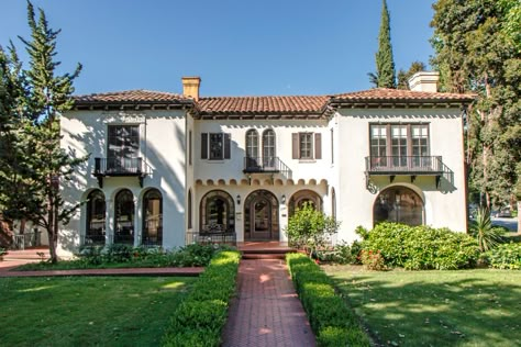 Spanish Revival Architecture, Boho Glam Home, Mediterranean Homes Exterior, Spanish Colonial Homes, Hacienda Homes, Oasis Springs, Spanish Homes, Spanish Revival Home, Mediterranean Revival