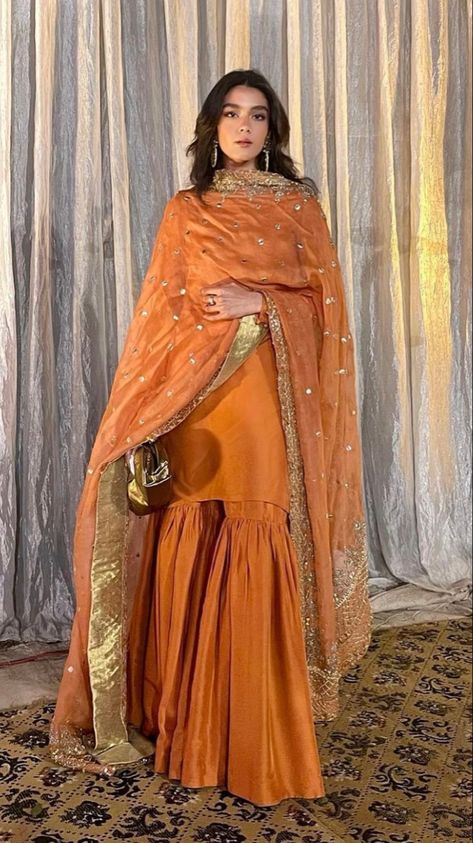 Mehndi Punjabi Outfit, Sharara Designs For Mehndi, Pakistani Mayon Dresses, Dholki Clothes, Aesthetic Sharara Outfit, Mehndi Guest Outfit Pakistani, Simple Gharara Designs, Indian Wedding Outfits For Guest, Garara Dress Indian Weddings