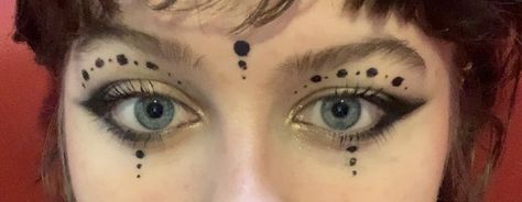 Easy Graphic Eyeliner Hooded Eyes, Dots Eye Makeup, Dots On Face Makeup, Dot Eye Makeup, Hippie Eyeliner, Nonbinary Makeup, Dot Eyeliner, Dot Makeup, Hippie Makeup