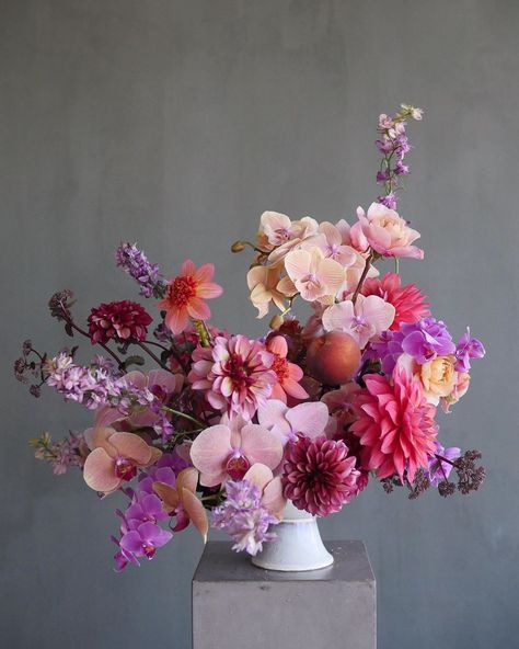 Color Theory Design Co on Instagram: “Sustainable and artfully designed. Subscribe to our weekly online classes to learn our methods!   #portlandflorist #portlandflowershop…” Color Theory Design, Flower Vase Arrangements, Vase Arrangements, Deco Floral, Arte Floral, Floral Centerpieces, Summer Flowers, Ikebana, Color Theory