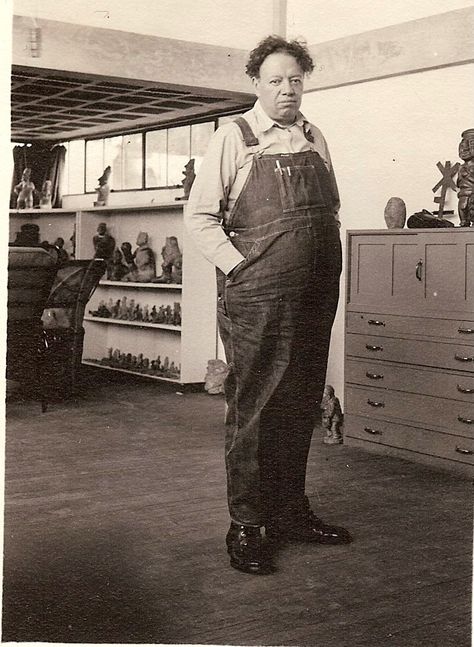 Diego Rivera: In his studio in Mexico, photograph dated 1936. This is a previously unpublished snapshot by and unknown  photographer. The studio / house was designed by the architect Juan O'Gorman - and built between 1929 and 1931. Diego Rivera Costume, Diego Rivera Art, Diego Rivera Frida Kahlo, Frida And Diego, Studio House, Artist Studios, The Museum Of Modern Art, Spanish Painters, Printmaking Art