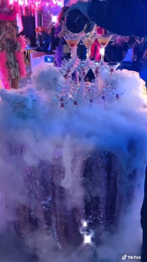 Cyberpunk Birthday Party, Night Pool Party Decorations, Fantasy Birthday Party, 18th Party Ideas, Tiktok Party, 15th Birthday Party Ideas, Euphoria Vibes, 18th Birthday Ideas, Euphoria Party