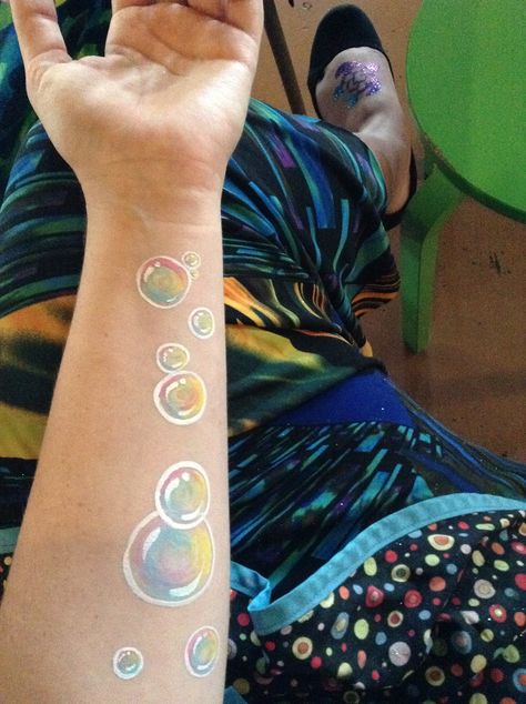 Squishy Doodle Face Painting, Face Paint Bubbles, Bubbles Face Paint, Simple Face Painting Ideas For Kids Cheek Art, Face Paint Tattoo, Arm Paint Ideas Easy, Bubble Face Paint, Arm Paint Ideas Body Art, Face Painting How To Step By Step