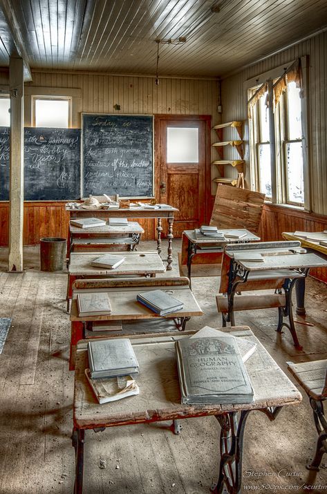 The interior of the school house in Bodie, California. Bodie California, Old Abandoned Buildings, Country School, Abandoned Property, Old School House, Urban Exploring, Abandoned Homes, Forgotten Places, Mysterious Places