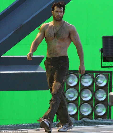 Bulked up: Henry ate 5,000 calories a day while training for the role New Superman, Superman Movies, Superman Man Of Steel, Actors Male, Entertainment Tonight, Bear Men, Christian Grey, Man Of Steel, Mans World