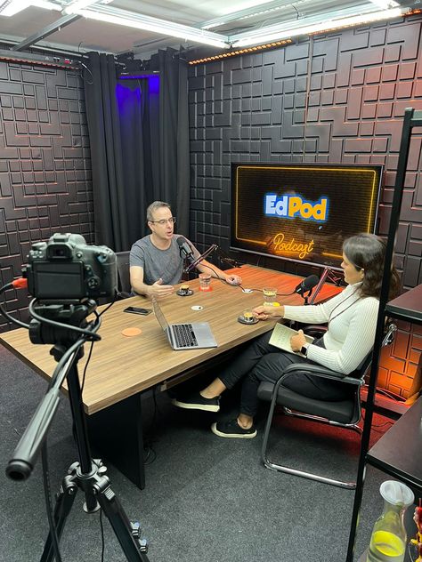 Podcast Studio Setups, Pod Cast Studio Ideas, Set Design Podcast, Small Podcast Setup, Podcast Studio Decor, Pod Cast Set Design, Small Podcast Studio Design Ideas, Simple Podcast Setup, Small Podcast Studio