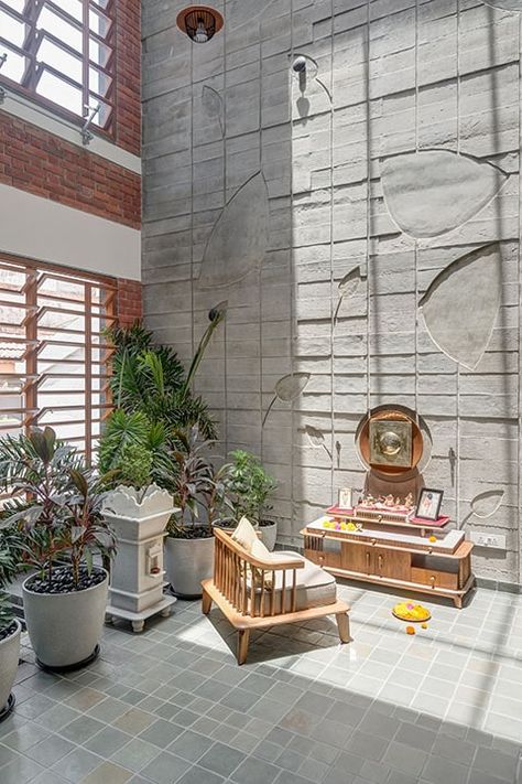 Samruddhi House – Aangan Architects Double Height Courtyard Wall Design, Triple Height Wall Design, Double Height Pooja Room, Aangan Architects, North Facing House, Bungalow Interiors, Indoor Courtyard, Skylight Design, Mandir Design