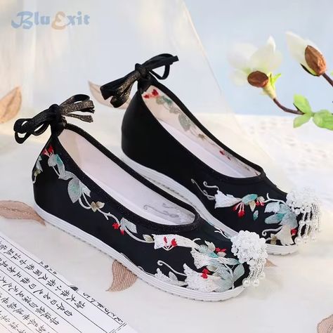 Black Pink Chinese Traditional Hanfu Shoes Women Hidden Heels Ancient Oriental Wedge Floral Embroidery Pearls Lace-up Slip-on - AliExpress Hanfu Shoes, Embroidery Pearls, Chinese Female, Female Footwear, Pearl And Lace, Chinese Traditional, Ancient Chinese, Off Black, Korean Outfits