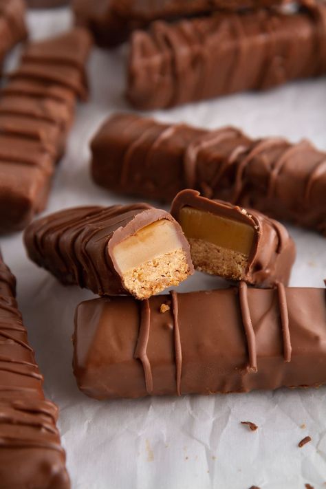 These homemade Twix bars are, dare I say, even better than the original! Thick layers of cookie and caramel are enveloped in smooth milk chocolate for the ultimate from-scratch candy bar. Homemade Twix Bars Recipe, Pretzel Candy, Homemade Twix Bars, Twix Chocolate, Homemade Candy Bars, Twix Bars, Twix Bar, Chocolate Candy Recipes, Buttery Shortbread Cookies