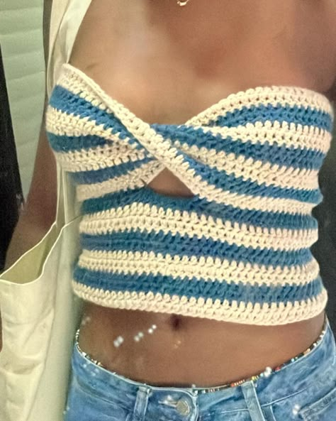 Crochet Inspo Top, Cute Crochet Summer Tops, Crochet Shirt Ideas, Crochet Ideas For Summer, Modest Crochet Top, Crochet One Color, Crochet Tops Easy, Crochet Twist Top, Crochet Summer Shirt