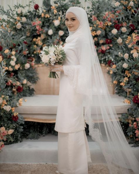 Melayu Wedding, Malay Wedding Dress, Muslim Wedding Photos, Pose Pengantin, Baju Kahwin, Moodboard Wedding, Muslim Wedding Photography, Nikah Outfit, Muslimah Wedding Dress