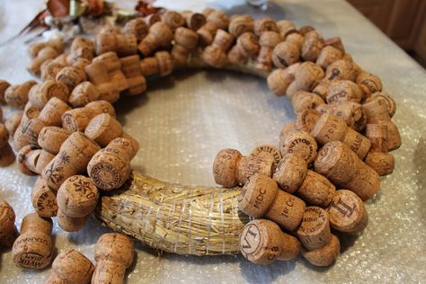 Marry Xmas, Wine Cork Wreath, Diy Cork, Wine Cork Diy Crafts, Cork Ideas, Wine Cork Projects, Cork Wreath, Cork Crafts Diy, Wine Cork Diy