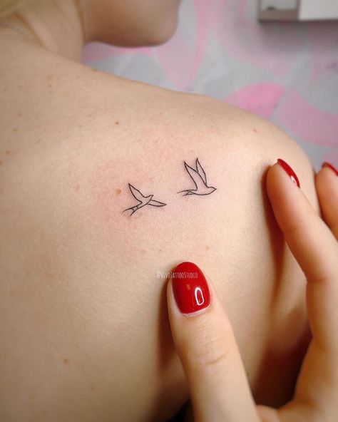 Simple Bird Tattoo, Swift Bird, Little Bird Tattoos, Tiny Bird Tattoos, Bird Tattoos For Women, Memories Ideas, Vogel Tattoo, 10 Tattoo, Bird Tattoo Wrist