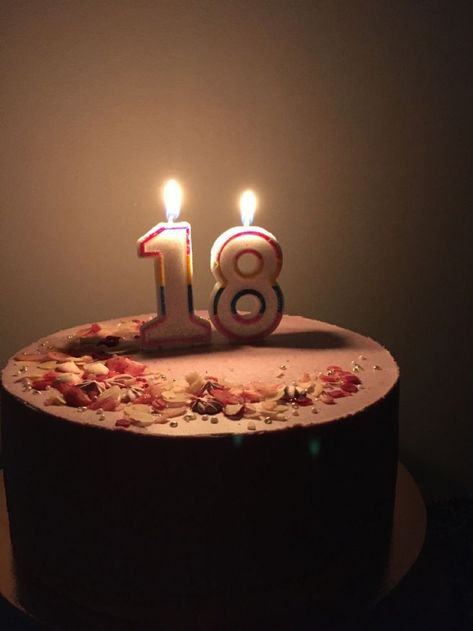 Happy 18th Birthday To Me, Happy 18th Birthday Quotes, 18th Cake, Cake Story, Happy Birthday 18th, Friends Cake, Food C, Cute Birthday Ideas, Birthday Wallpaper