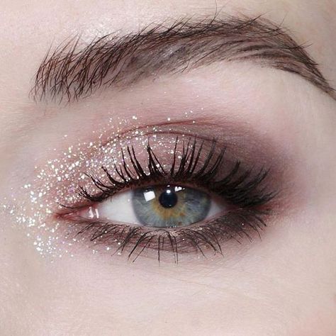 20 New Years Eve Makeup Looks To Ring In 2018 - Society19 Eye Makeup Glitter, Eyeliner Glitter, Wedding Eyes, Shimmer Eye Makeup, New Years Eve Makeup, Holiday Makeup Looks, Makeup Tricks, Trendy Makeup, Holiday Makeup