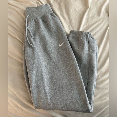 Brand New Super Soft Oversized And High Rise Never Worn North Face Sweatpants, Gray Nike Sweatpants, Grey Nike Sweatpants, Photographie Indie, Sweatpants Women, Cute Sweatpants, Gray Sweatpants, Color Combos Outfit, Gray Nike