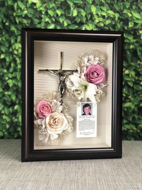 Cricut Funeral Projects, Memorial Wreaths Funeral Diy, Floral Arrangements For Funeral, Memorial Shadow Box Ideas, Memorial Service Decorations, Cemetary Decorations, Memorial Wreath, Memory Items, Shadow Box Memory