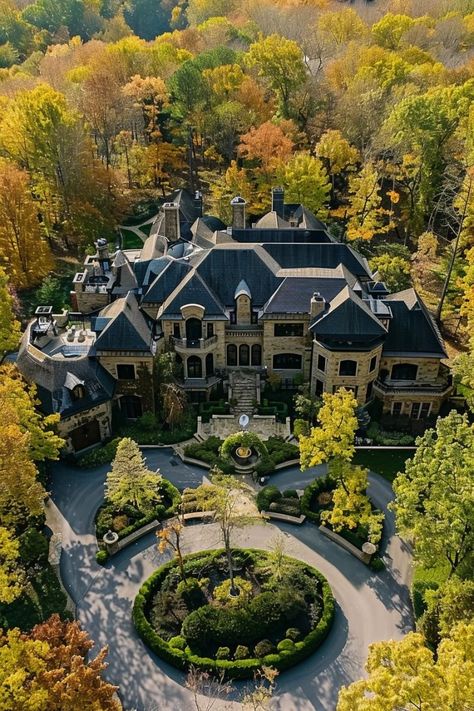 Beautiful Mansions Interior, Mansion Backyard, Big Cottage House, Castle House Modern, Family Manor, Mansion Decor, Dream House Mansions, Mansion Exterior, Victorian Mansion