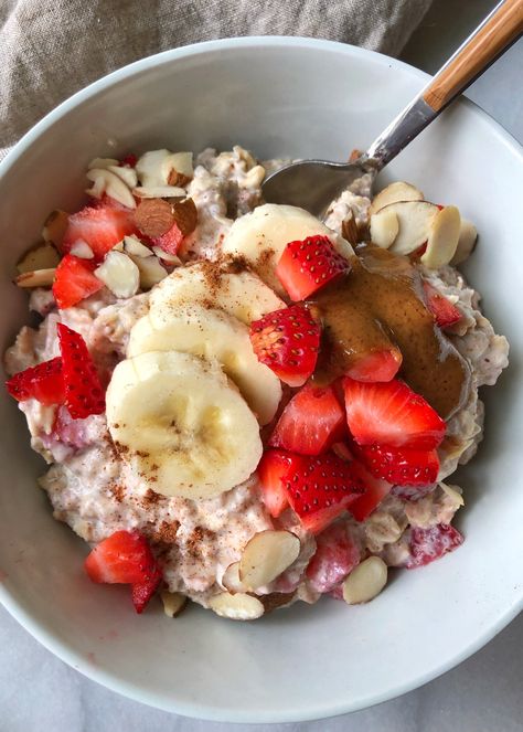 Strawberry Almond Overnight Oats — One Balanced Life Almond Overnight Oats, Peach Overnight Oats, Strawberry Overnight Oats, Air Fryer Recipes Appetizers, Berry Yogurt, Strawberry Breakfast, Strawberry Almond, Balanced Breakfast, Yogurt Flavors