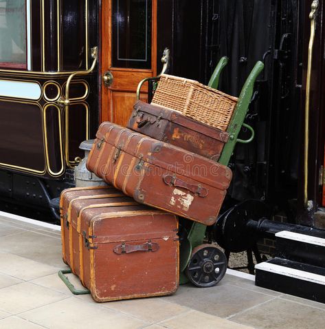 Suitcase Decor, Old Luggage, Suitcases Travel, Shooting Studio, Old Train Station, Vintage Jewelry Ideas, Bar Inspiration, Old Suitcases, Luggage Trolley