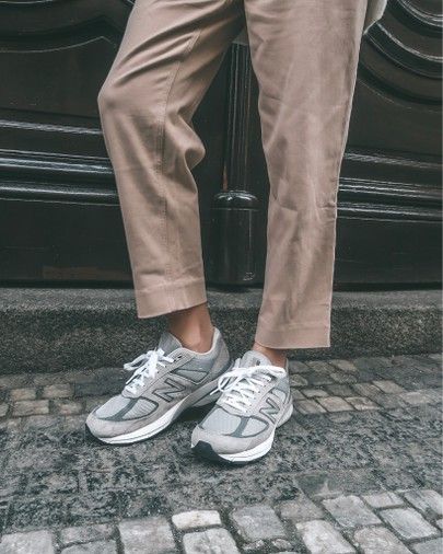 New Balance 990 V5 Street Style - Womens Spring Fashion 2020 New Balance 990 V5 Outfit, New Balance 990 V5, Womens Spring Fashion, Cosy Winter Outfits, Balance Outfit, Summer Tops Women Casual, New Balance 990, Trainers Outfit, New Balance Trainers