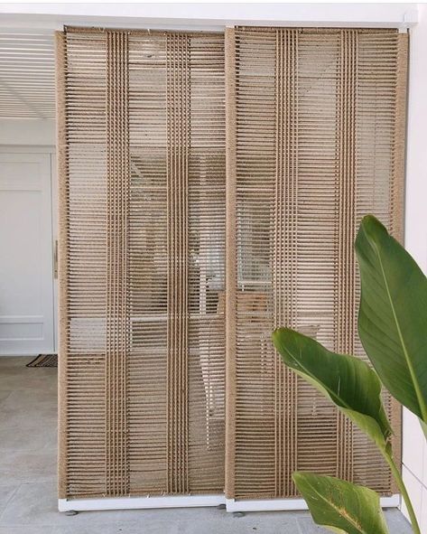 Wabi Sabi Room Divider, Rattan Sliding Door, Decorative Room Dividers, Kitchen Dinner, Studio Apartment Layout, Small Studio Apartments, Studio Apartment Ideas, Living Room Partition, Living Room Partition Design