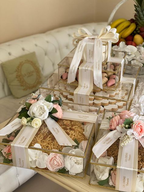 Nikkah Gift Basket, Pakistani Wedding Gifts, Afghan Shirni Tray, Wedding Taals Ideas, Baat Pakki Gifts, Baat Pakki Decor, Wedding Gift Pack Wrapping Ideas, Baat Pakki Ideas, Mehndi Decoration Ideas At Home