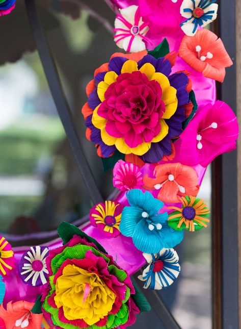 How to Make a Gorgeous Fiesta Flower Wreath - Design Improvised Mexican Tissue Paper Flowers, Fiesta Wreath, Mexican Paper Flowers, Flower Wall Hanging Decor, Room Hanging Decor, Diy Paper Wall Hanging, Diy Fleur, Tissue Paper Flowers Diy, Mexican Party Decorations