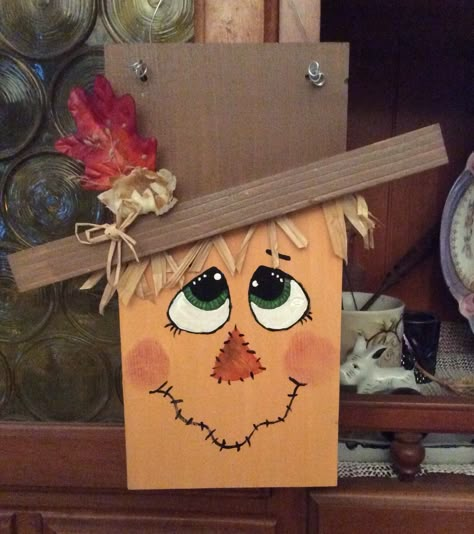 Scarecrow Made Out Of Pallet Wood, Wooden Scarecrow Ideas Diy, Scarecrow Block Of Wood, Wood Scarecrow Crafts, Wood Block Scarecrow, Scarecrow Wood Sign, Scarecrow Wood Crafts, Wood Scarecrow Ideas, Picket Scarecrow