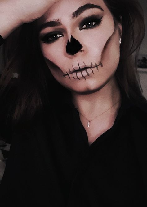 Sparkle Skeleton Makeup, Easy Ghost Face Painting, Grim Reaper Makeup Female Easy, Easy Halloween Makeup Skeleton, Halloween Skull Makeup Easy, Easy Skull Face Paint, Easy Skull Makeup Simple, Skull Face Makeup Easy, Skull Makeup Easy